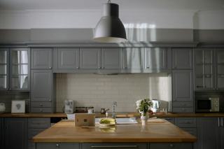 Cuisine équipée ou vide : le choix qui booste vraiment la valeur immobilière