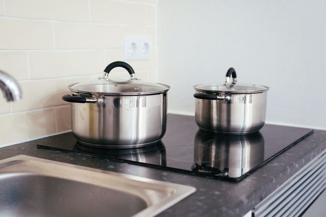 Induction ou vitrocéramique : tout se joue dans vos casseroles Induction ou vitrocéramique : tout se joue dans vos casseroles